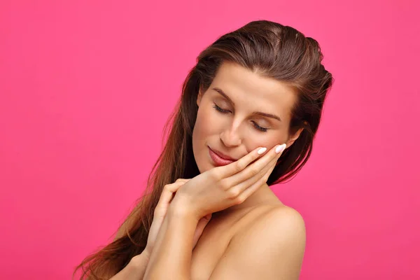 Foto Mujer Hermosa Posando Sobre Fondo Rosa —  Fotos de Stock