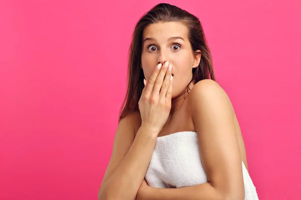 Immagine Bella Donna Posa Contro Sfondo Rosa — Foto Stock