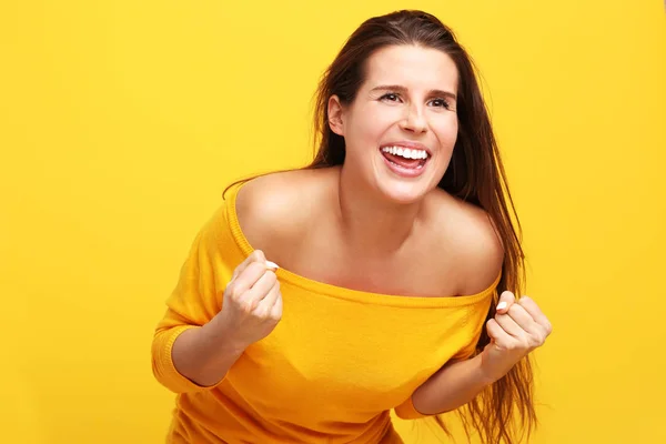 Imagen Mujer Haciendo Caras Sobre Fondo Amarillo —  Fotos de Stock