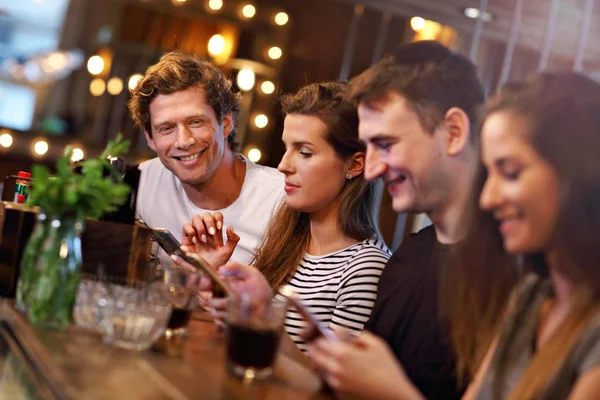 Groep Jonge Vrienden Restaurant — Stockfoto