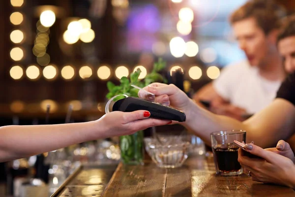 Groep Jonge Vrienden Restaurant — Stockfoto