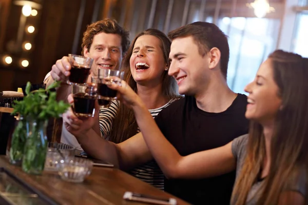 Groep Jonge Vrienden Restaurant — Stockfoto