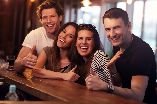 Groep Jonge Vrienden Restaurant — Stockfoto