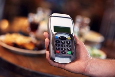 Tablo restoranda leziz yemeklerin gösteren resim
