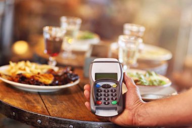 Tablo restoranda leziz yemeklerin gösteren resim