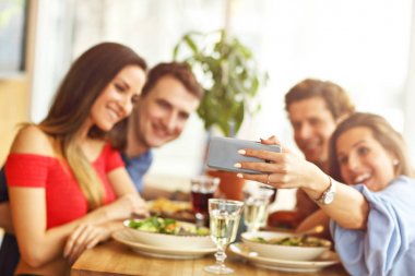 Grup genç arkadaşlar restoranda yemek keyfi