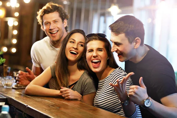 Groep Jonge Vrienden Restaurant — Stockfoto