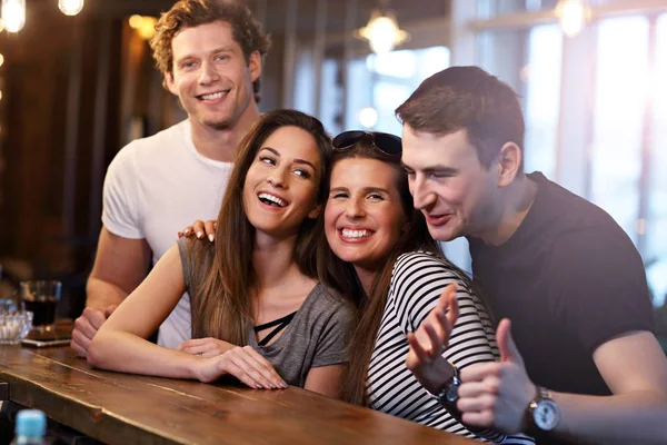 Groep Jonge Vrienden Restaurant — Stockfoto