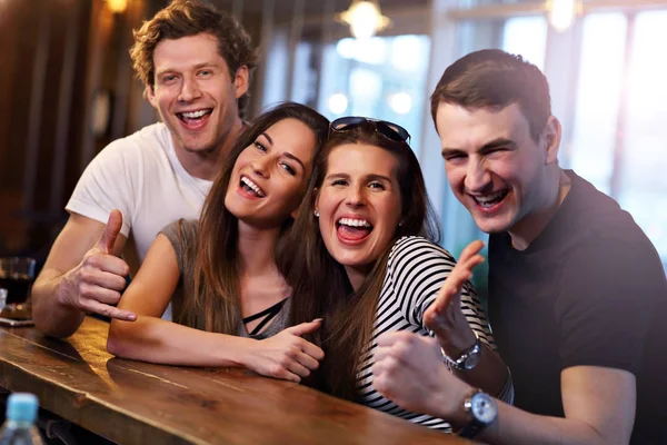 Grupo Jóvenes Amigos Restaurante — Foto de Stock