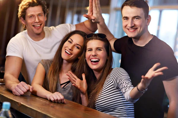 Grupp Unga Vänner Restaurang — Stockfoto