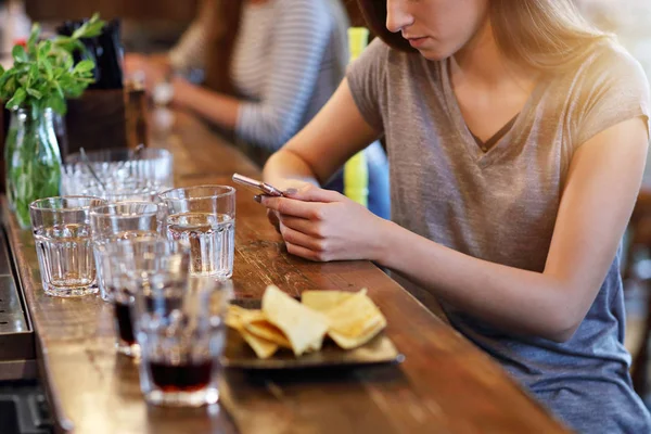 Imagen Mujer Enviando Mensajes Texto Restaurante — Foto de Stock