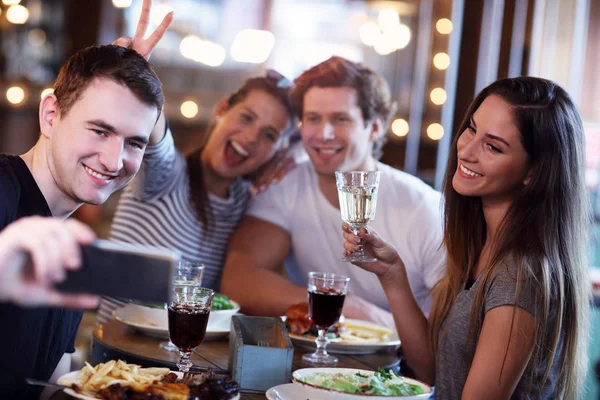 Groep Jonge Vrienden Genieten Van Maaltijd Restaurant — Stockfoto