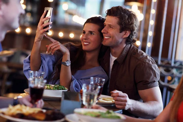 Grupp Unga Vänner Njuter Måltid Restaurang — Stockfoto