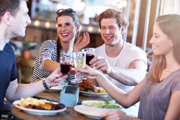 Grupo Jóvenes Amigos Disfrutando Comida Restaurante — Foto de Stock