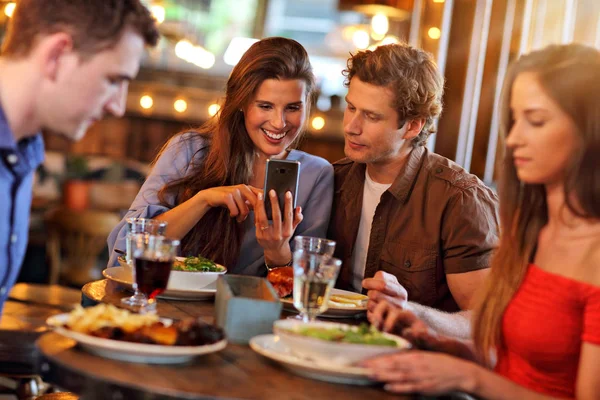 Grupo Jóvenes Amigos Disfrutando Comida Restaurante — Foto de Stock