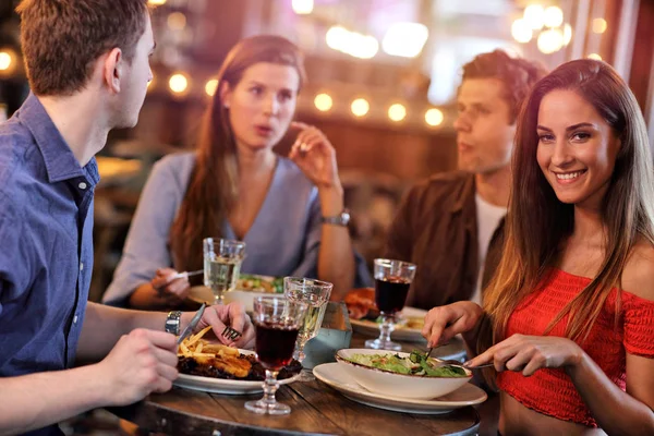 Groep Jonge Vrienden Genieten Van Maaltijd Restaurant — Stockfoto