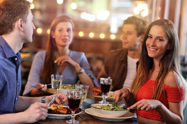 Grupp Unga Vänner Njuter Måltid Restaurang — Stockfoto