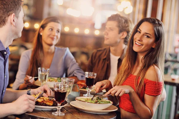 Grupp Unga Vänner Njuter Måltid Restaurang — Stockfoto