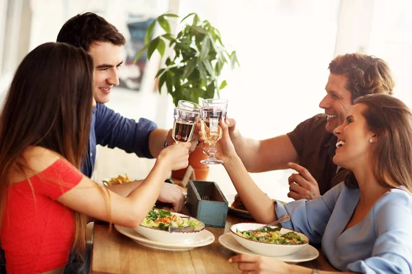 Grupp Unga Vänner Njuter Måltid Restaurang — Stockfoto