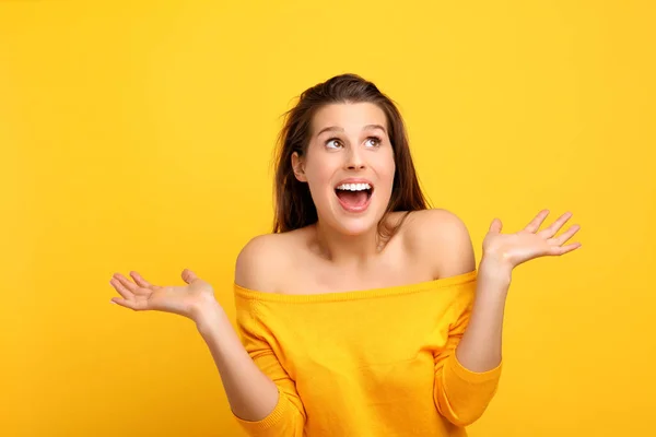 Imagem Mulher Fazendo Rostos Contra Fundo Amarelo — Fotografia de Stock