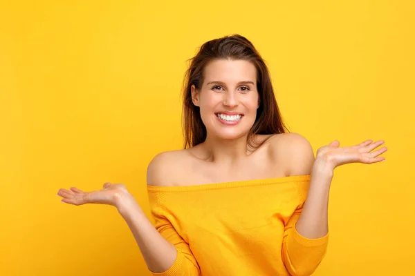 Imagem Mulher Fazendo Rostos Contra Fundo Amarelo — Fotografia de Stock