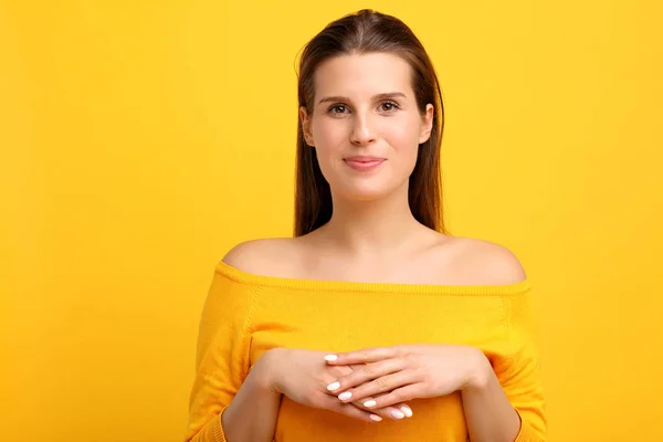 Imagem Mulher Fazendo Rostos Contra Fundo Amarelo — Fotografia de Stock