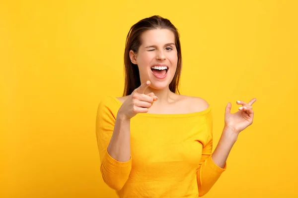 Imagem Mulher Fazendo Rostos Contra Fundo Amarelo — Fotografia de Stock