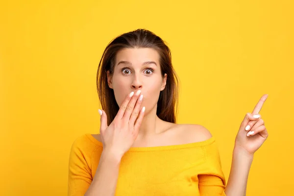 Foto Van Vrouw Gezichten Tegen Gele Achtergrond Maken — Stockfoto