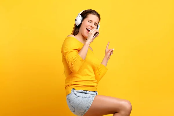 Retrato Mulher Bonita Ouvindo Música Celular Sobre Fundo Amarelo — Fotografia de Stock