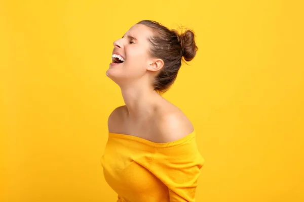 Imagem Mulher Fazendo Rostos Contra Fundo Amarelo — Fotografia de Stock