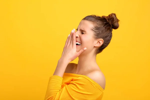 Bild Einer Frau Die Gesichter Vor Gelbem Hintergrund Macht — Stockfoto