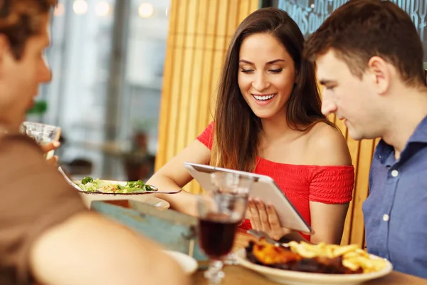 Toeristen Zoek Kaart Restaurant Groep Afbeelding Weergegeven — Stockfoto