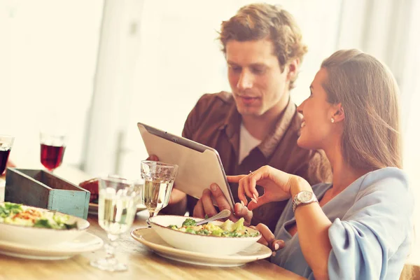 Foto Van Mooie Paar Een Datum Restaurant — Stockfoto