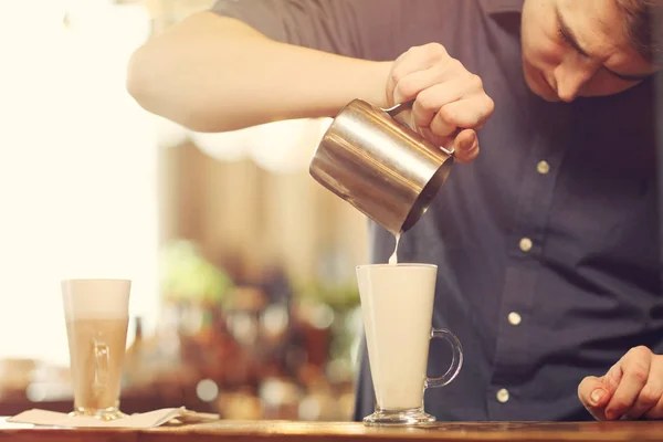 Barista cafe het maken van koffie voorbereiding service concept — Stockfoto
