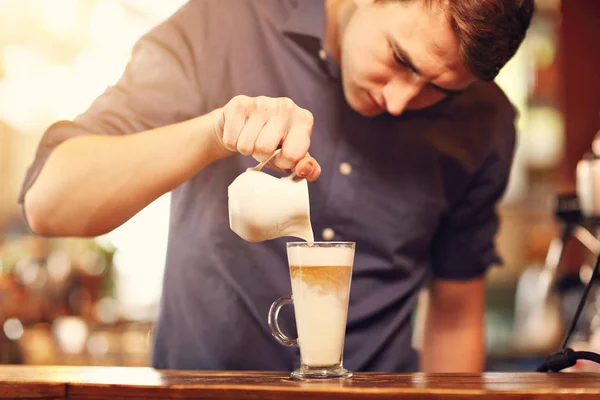 Barista cafe het maken van koffie voorbereiding service concept — Stockfoto