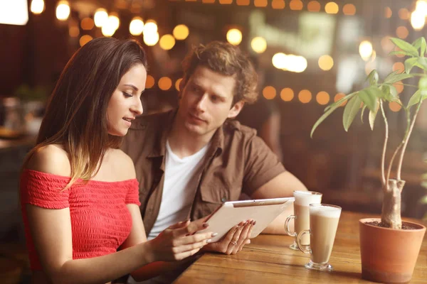 Couple mignon sur un rendez-vous au café — Photo