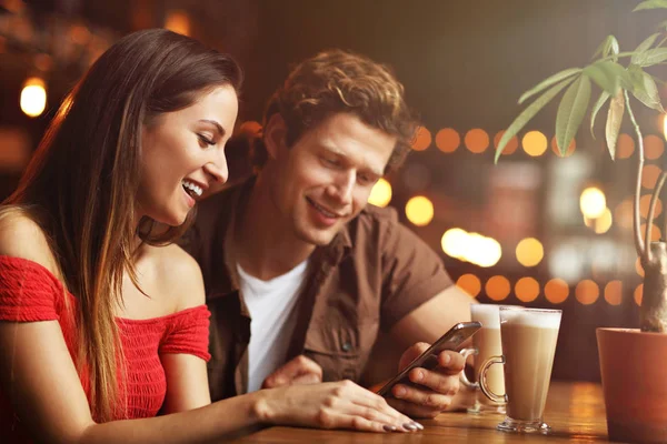 Linda pareja en una cita en el café — Foto de Stock