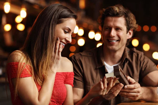 Leuk paar op een datum in het café — Stockfoto