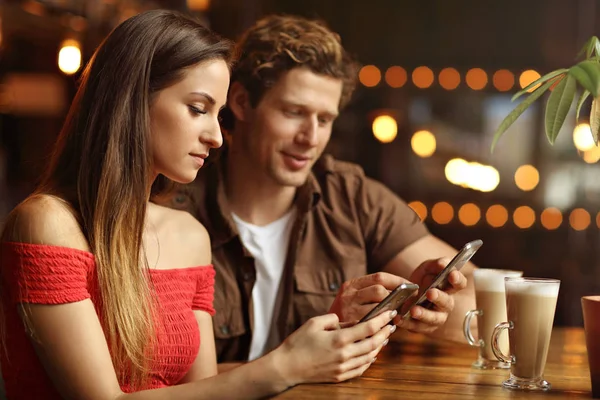 Leuk paar op een datum in het café — Stockfoto