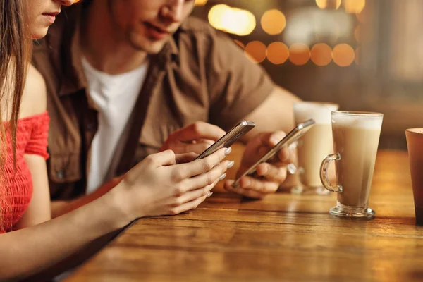 Söt par en dag på café — Stockfoto