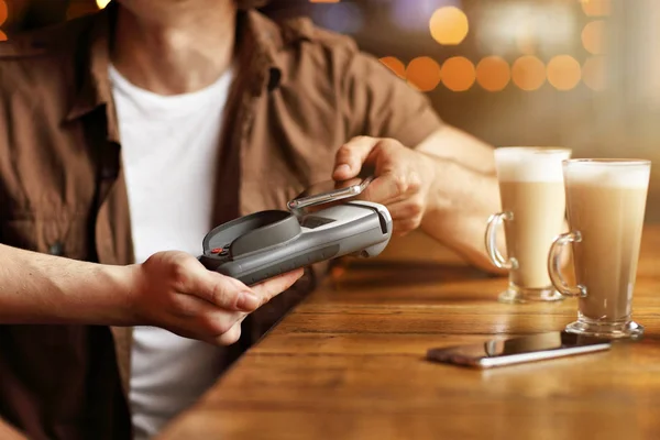 Симпатичная пара на свидании в кафе, платящая кредитной картой — стоковое фото