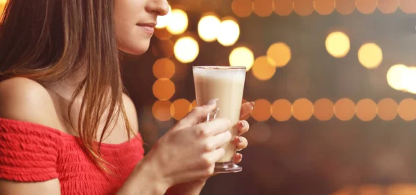 Mujer joven bebiendo café en un café —  Fotos de Stock