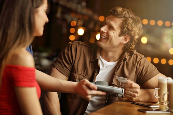 可爱的情侣在一个日期在咖啡馆支付信用卡 — 图库照片#