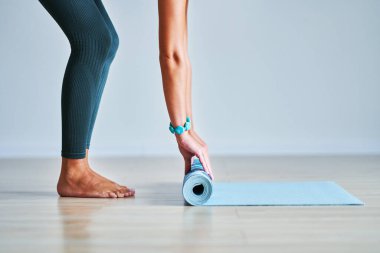 Genç kadın Rolling yoga mat at ev