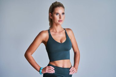 Yetişkin bir kadın evde yoga yapıyor.