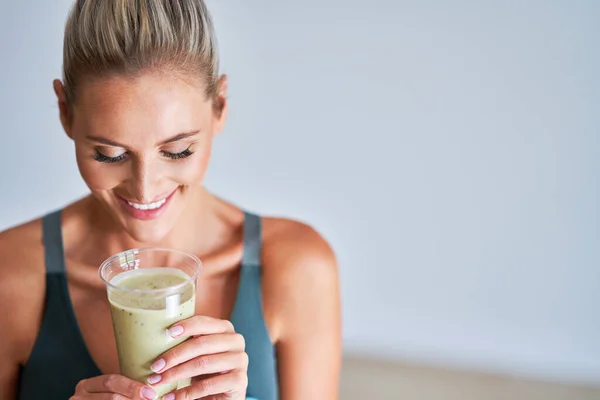 Volwassen vrouw drinken gezonde smoothie na de training — Stockfoto