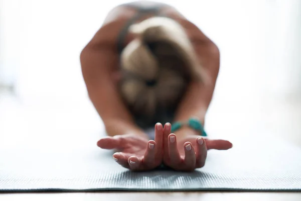 Erwachsene Frau praktiziert Yoga zu Hause — Stockfoto