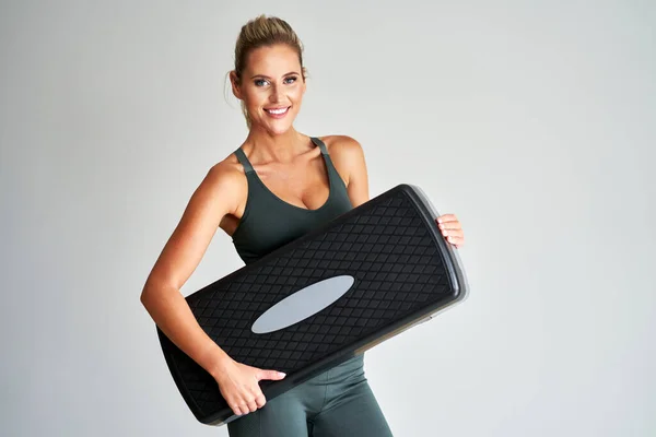 Adult woman working out with stepper — Stock Photo, Image