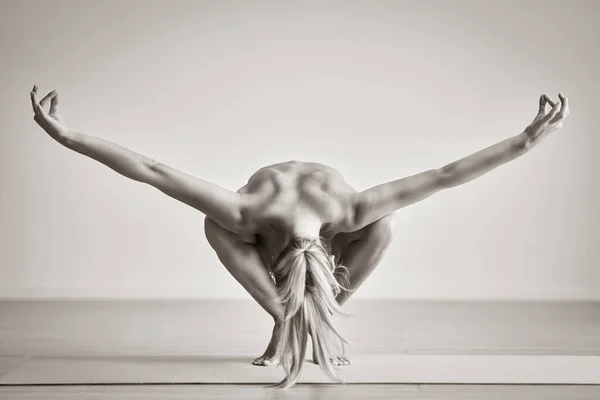 Adult woman practising yoga at home — Stock Photo, Image