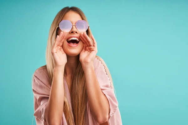 Hermosa mujer adulta posando sobre fondo azul —  Fotos de Stock